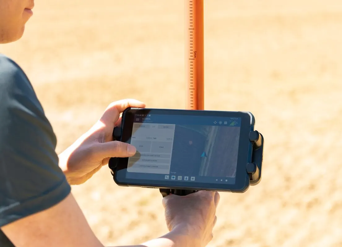 Tablet mit RTK-Messung am Feld