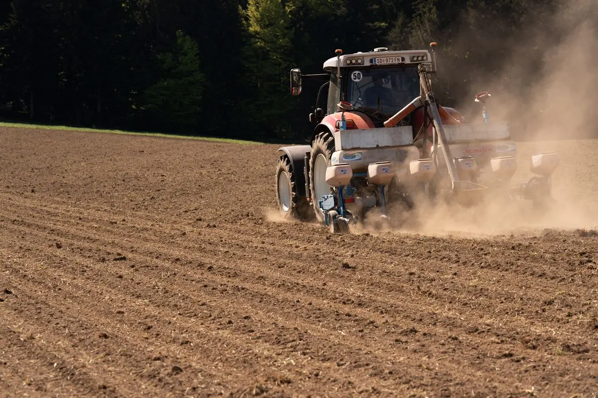 Traktor bei der Aussaat auf dem Acker