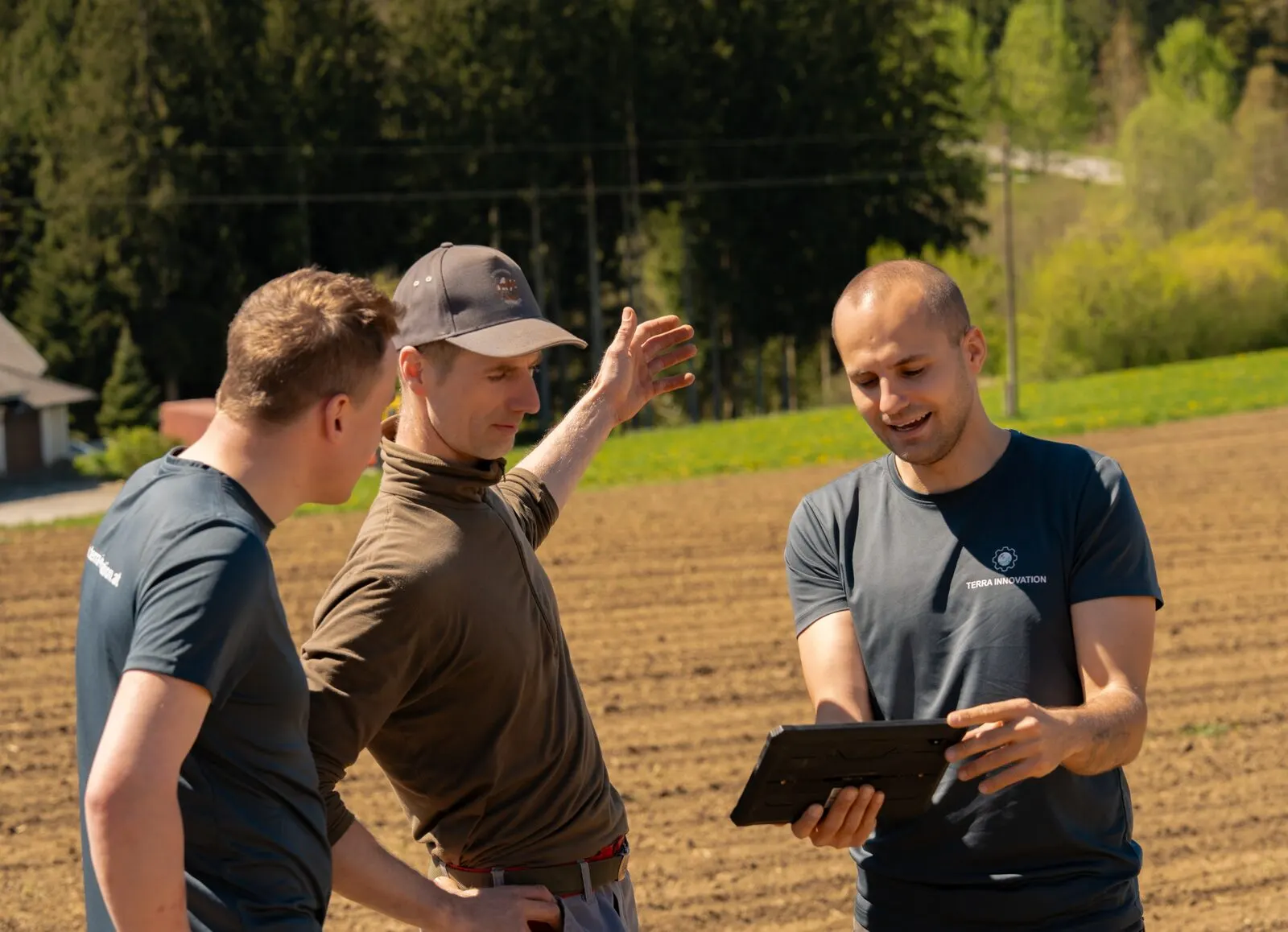 TERRA Innovation bespricht die Ausbringung direkt am Feld mit dem Landwirt